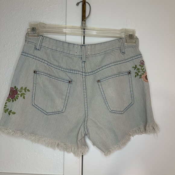 POL Graying blue Jean Shorts with Raw-Edge Hem floral embroidered size S NWOT - Picture 3 of 9
